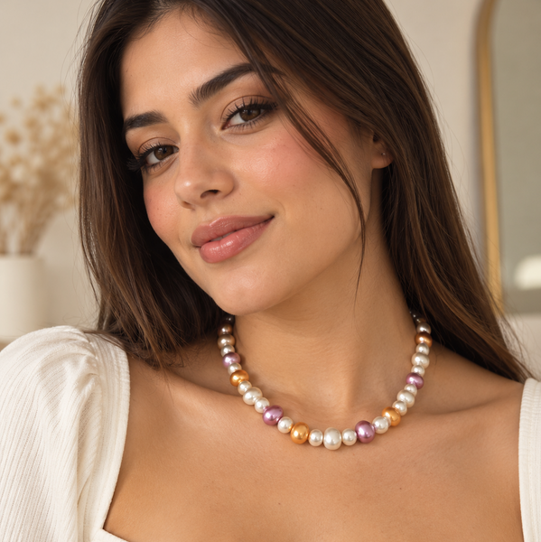 escubre nuestro collar de perlas multicolor en tonos rosa, blanco y dorado champagne. Un diseño femenino, moderno y elegante para cualquier ocasión.